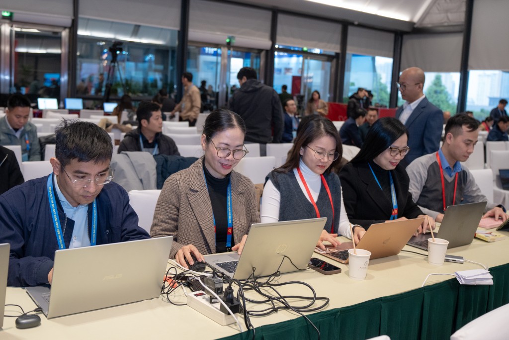 Phóng viên báo chí Thủ đô nỗ lực đưa tin nhanh chóng, kịp thời, chính xác tới Nhân dân