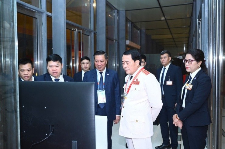 Thượng tướng Lê Quốc Hùng, Ủy viên Trung ương Đảng, Thứ trưởng Bộ Công an có mặt từ rất sớm trực tiếp kiểm tra công tác đảm bảo an ninh, an toàn trước khi diễn ra các phiên họp trong khuôn khổ Đại hội Thượng tướng Lê Quốc Hùng, Ủy viên Trung ương Đảng, Thứ trưởng Bộ Công an có mặt từ rất sớm trực tiếp kiểm tra công tác đảm bảo an ninh, an toàn trước khi diễn ra các phiên họp trong khuôn khổ Đại hội