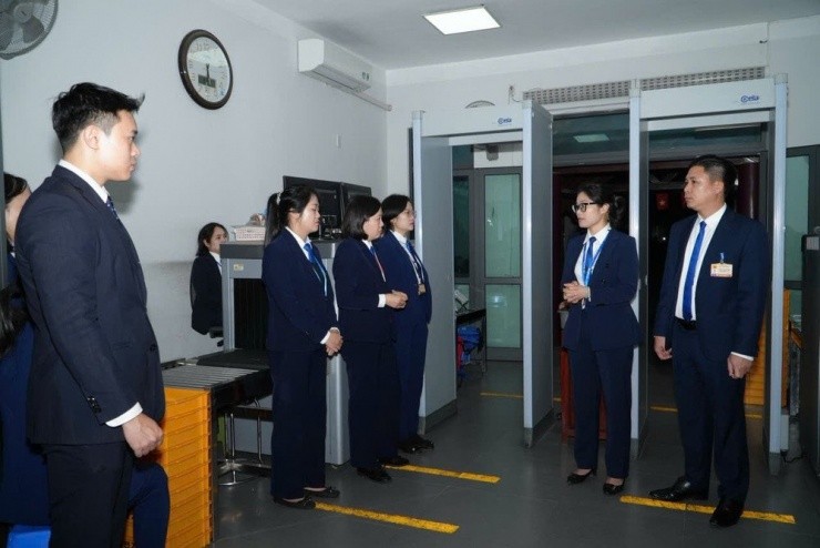 CBCS Trung đoàn 375 kiểm tra, kiểm soát chặt chẽ người và phương tiện vào khu vực mục tiêu bảo vệ, nhằm bảo đảm an toàn tuyệt đối Lễ viếng Chủ tịch Hồ Chí Minh và Lễ tưởng niệm các Anh hùng liệt sỹ cấp Nhà nước CBCS Trung đoàn 375 kiểm tra, kiểm soát chặt chẽ người và phương tiện vào khu vực mục tiêu bảo vệ, nhằm bảo đảm an toàn tuyệt đối Lễ viếng Chủ tịch Hồ Chí Minh và Lễ tưởng niệm các Anh hùng liệt sỹ cấp Nhà nước