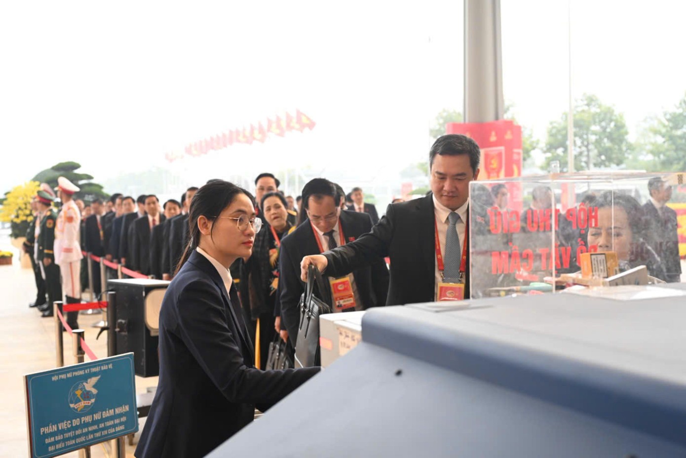 Những ‘bông hồng thép’ thầm lặng bảo vệ Đại hội XIV của Đảng Những ‘bông hồng thép’ thầm lặng bảo vệ Đại hội XIV của Đảng