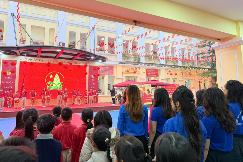 Tuổi trẻ Hoàn Kiếm tổ chức lễ chào cờ chào mừng Đại hội lần thứ XIV của Đảng 