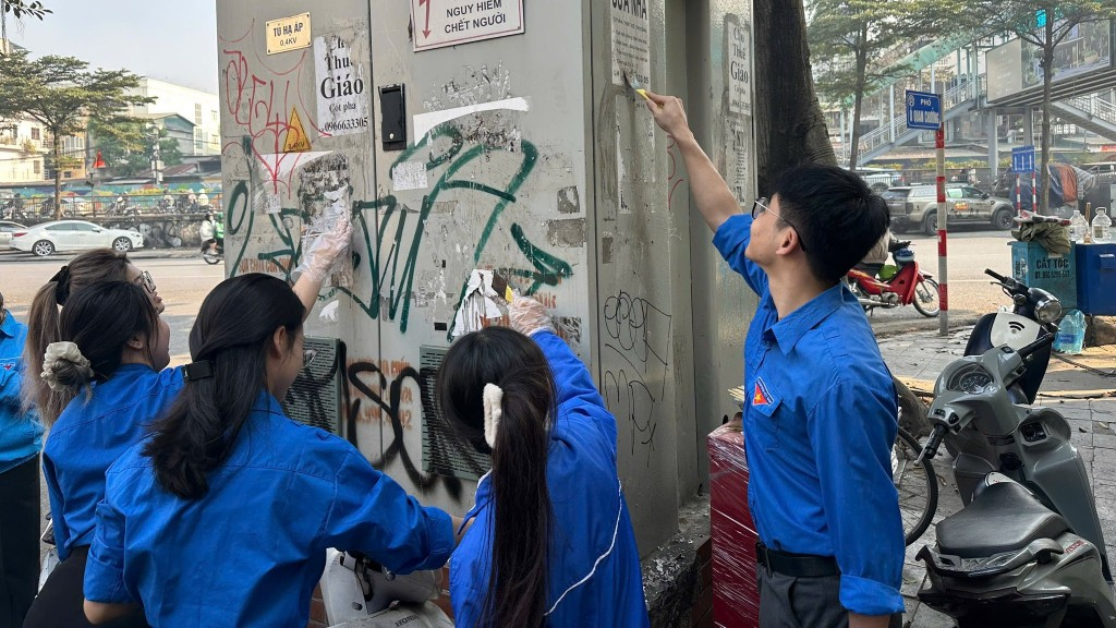 Các bạn trẻ ra quân vệ sinh môi trường làm đẹp Thủ đô 