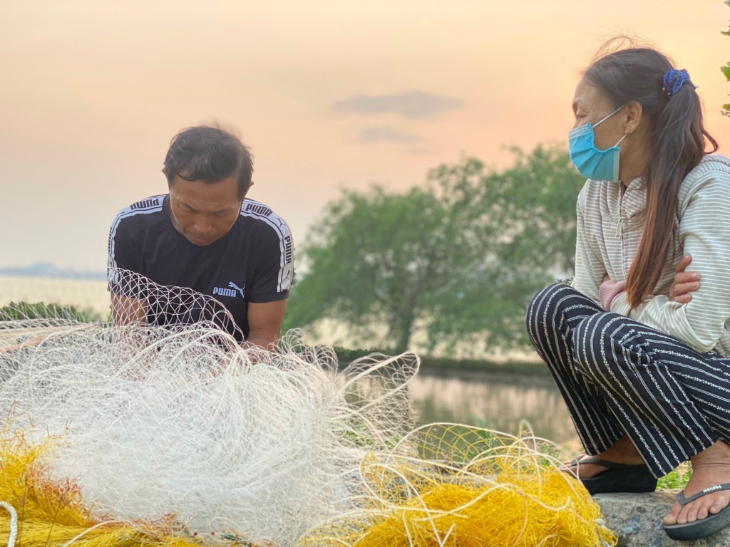 Nhiều ngư dân cho biết, việc cài đặt, sử dụng nhật ký khai thác điện tử (eCDT VN) đem lại nhiều tiện ích. Trước đây, khi làm thủ tục xuất cảng để đi đánh bắt, người dân phải mang theo nhiều giấy tờ, đôi khi bị ướt do trời mưa (Ảnh: Đ.Minh)