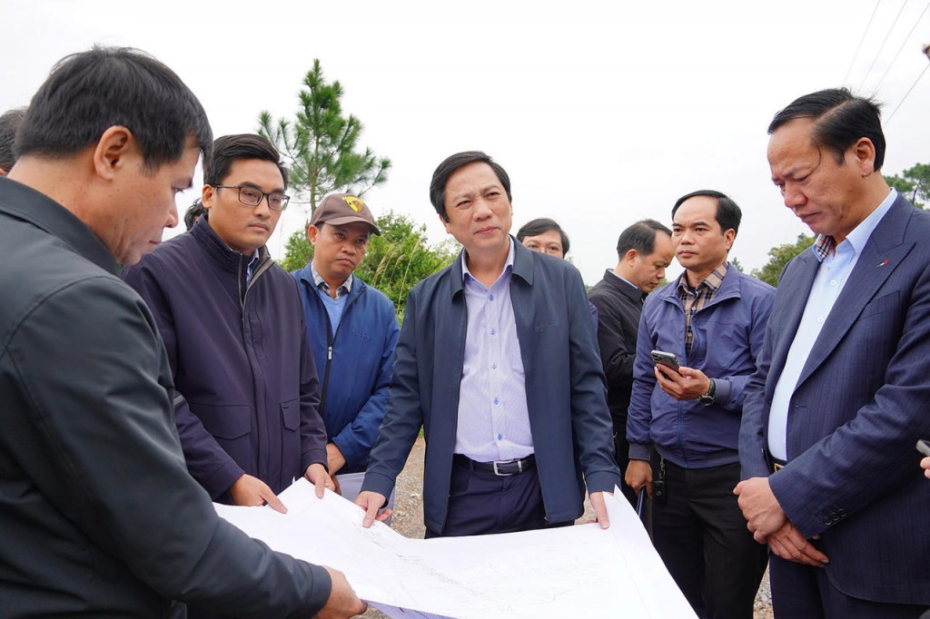 Phó Chủ tịch Thường trực UBND tỉnh Quảng Trị Hoàng Nam kiểm tra địa điểm dự kiến xây dựng nhà ga tại phường Nam Đông Hà