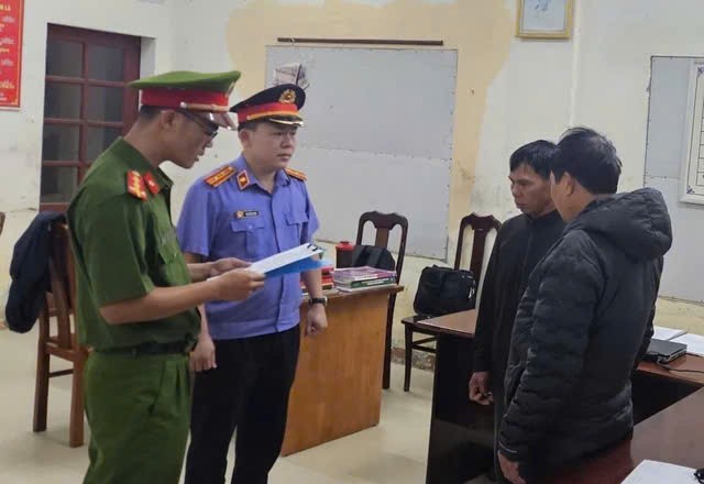 Thi hành lệnh bắt tạm giam đối tượng vận chuyển trái phép thủy ngân Đào Văn Đôn.