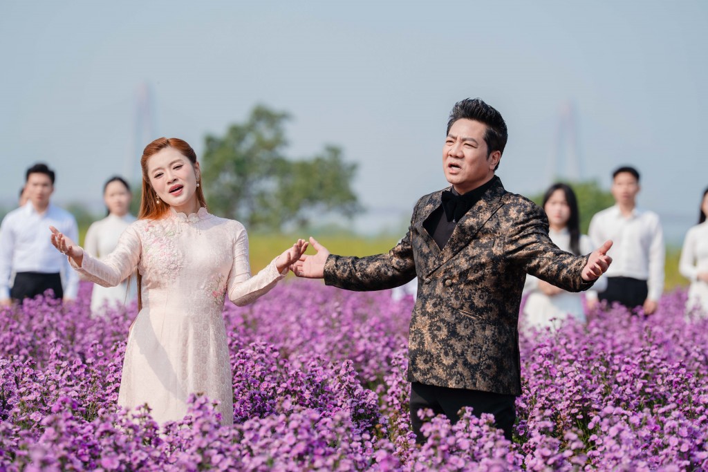 NSND Quốc Hưng song ca với ca sĩ Thu Hằng trong MV NSND Quốc Hưng song ca với ca sĩ Thu Hằng trong MV