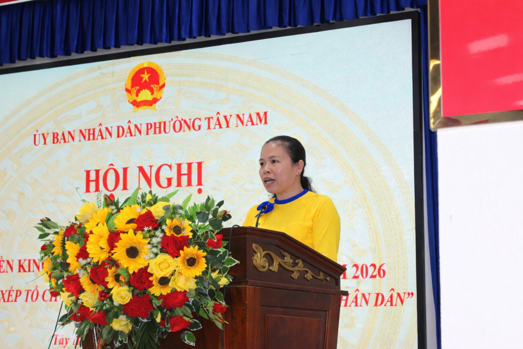 Chủ tịch UBND phường Tây Nam Nguyễn Ngọc Phương Liên phát biểu tại hội nghị Chủ tịch UBND phường Tây Nam Nguyễn Ngọc Phương Liên phát biểu tại hội nghị