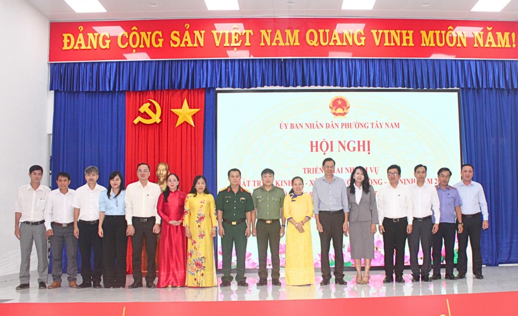 Đại biểu chụp hình lưu niệm Đại biểu chụp hình lưu niệm