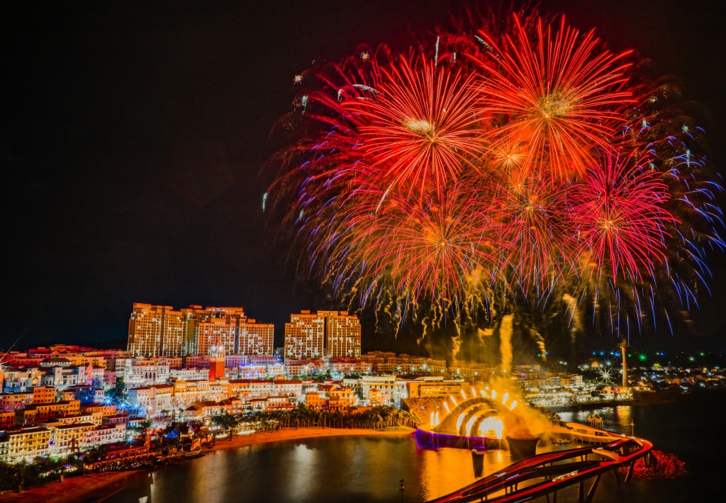 Pháo hoa tô sáng Thị trấn Hoàng Hôn mỗi đêm, lan tỏa sắc xuân lễ hội.