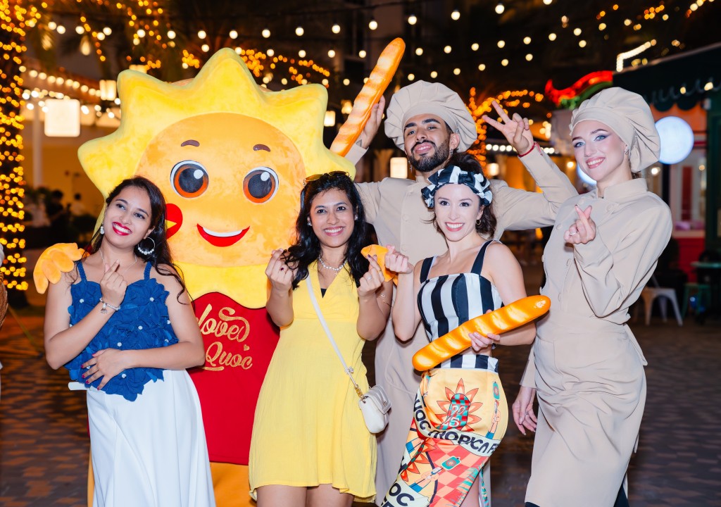 Không gian “trời Âu” Sunset Bazaar náo nhiệt cùng màn trình diễn đường phố, khuấy động bước chân du xuân.