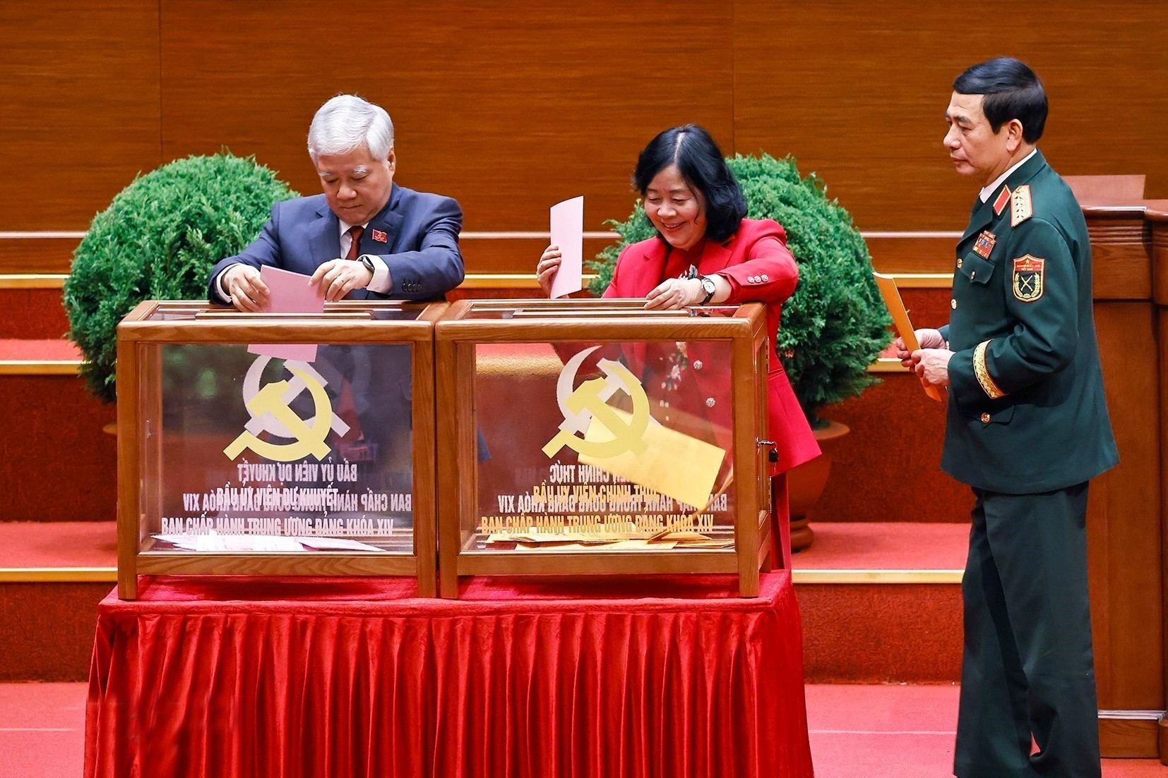 Các đồng chí lãnh đạo Đảng và Nhà nước bỏ phiếu bầu Ủy viên Trung ương chính thức và Ủy viên dự khuyết Ban Chấp hành Trung ương Đảng khóa XIV