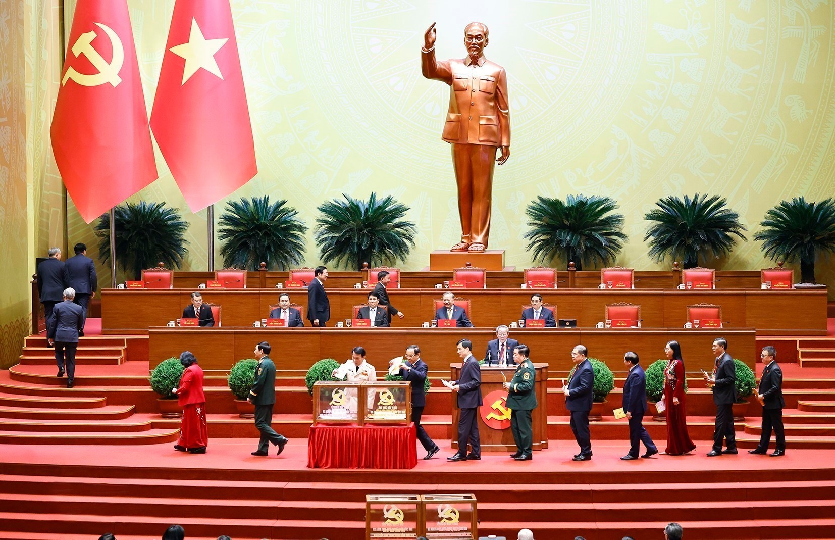 Các đồng chí lãnh đạo Đảng và Nhà nước bỏ phiếu bầu Ban Chấp hành Trung ương Đảng khóa XIV