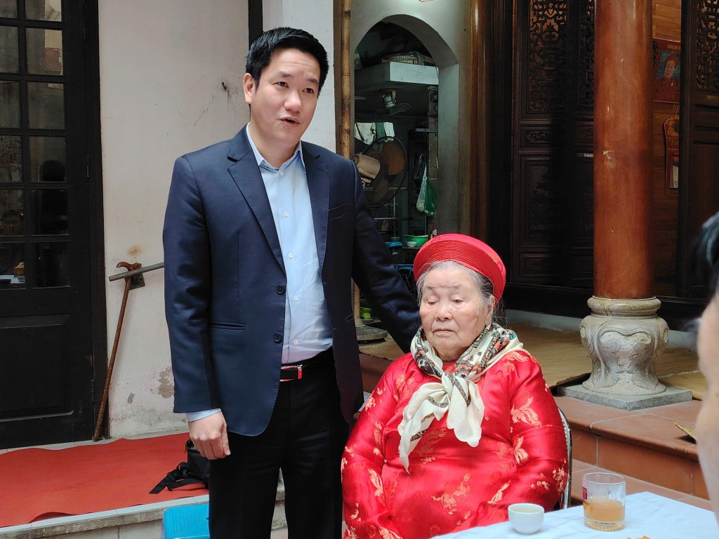 Lãnh đạo phường Thanh Xuân thăm, chúc Tết gia đình mẹ liệt sĩ