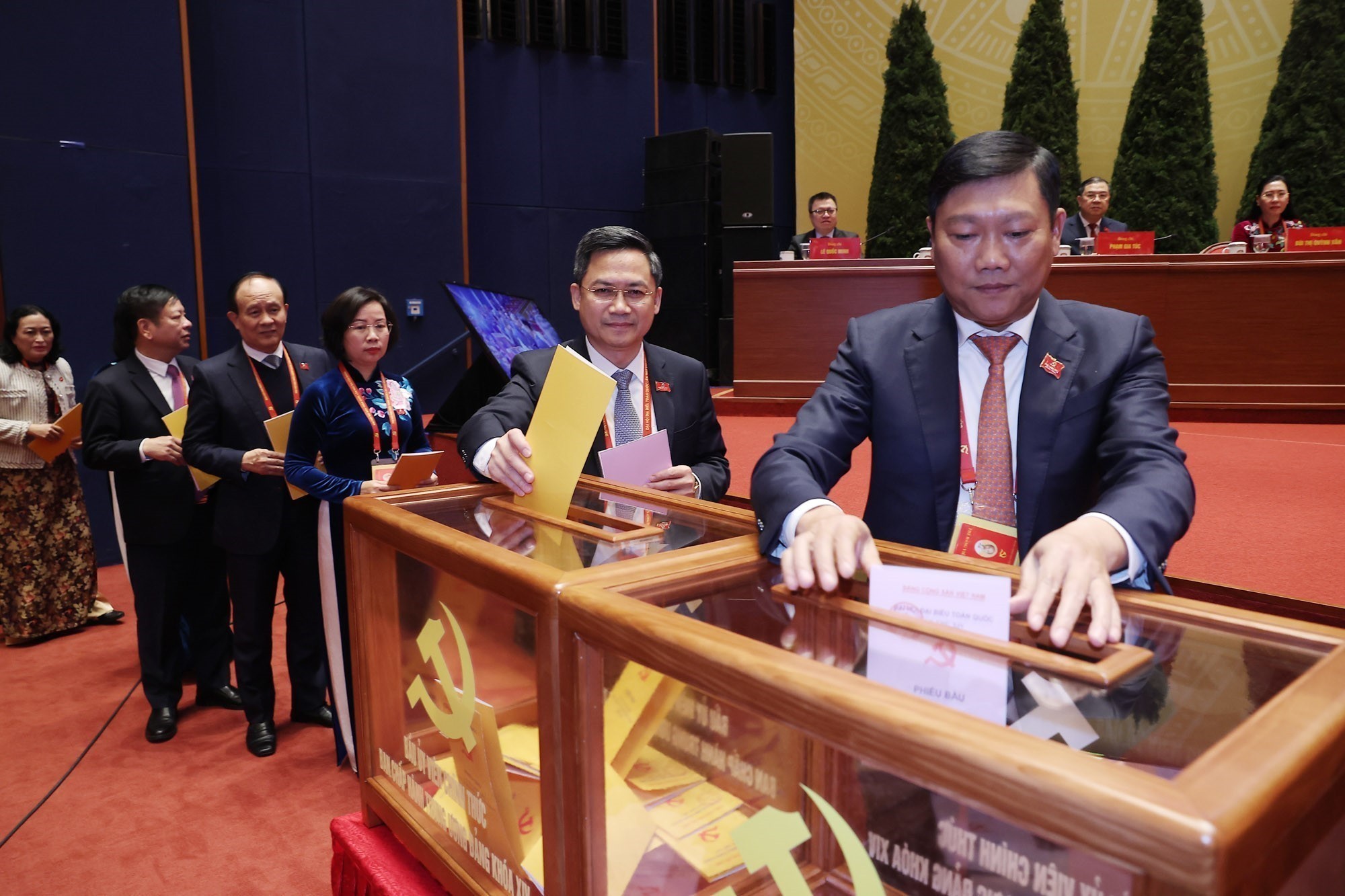 Các đại biểu bỏ phiếu bầu Ban Chấp hành Trung ương Đảng khóa XIV