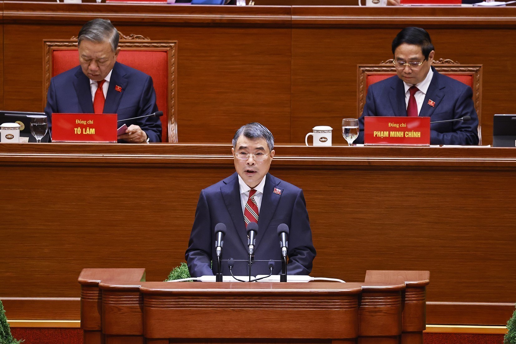 Đồng chí Lê Minh Hưng, Ủy viên Bộ Chính trị, Bí thư Trung ương Đảng, Trưởng Ban Tổ chức Trung ương thay mặt Đoàn Chủ tịch trình bày Báo cáo của BCH Trung ương Đảng khóa XIII về công tác nhân sự BCH Trung ương Đảng khóa XIV