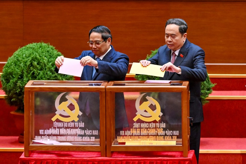 Thủ tướng chính phủ Phạm Minh Chính cùng Chủ tịch Quốc hội Trần Thanh Mẫn bỏ phiếu bầu Ban Chấp hành Trung ương Đảng khóa XIV