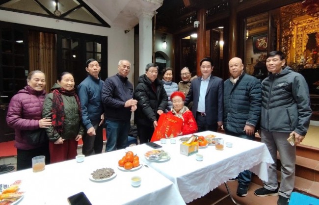 Lãnh đạo phường Thanh Xuân thăm, chúc Tết gia đình mẹ liệt sĩ