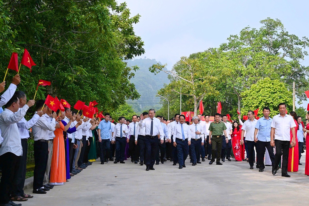 “Dân là gốc” - nền tảng xây dựng thế trận lòng dân vững bền “Dân là gốc” - nền tảng xây dựng thế trận lòng dân vững bền