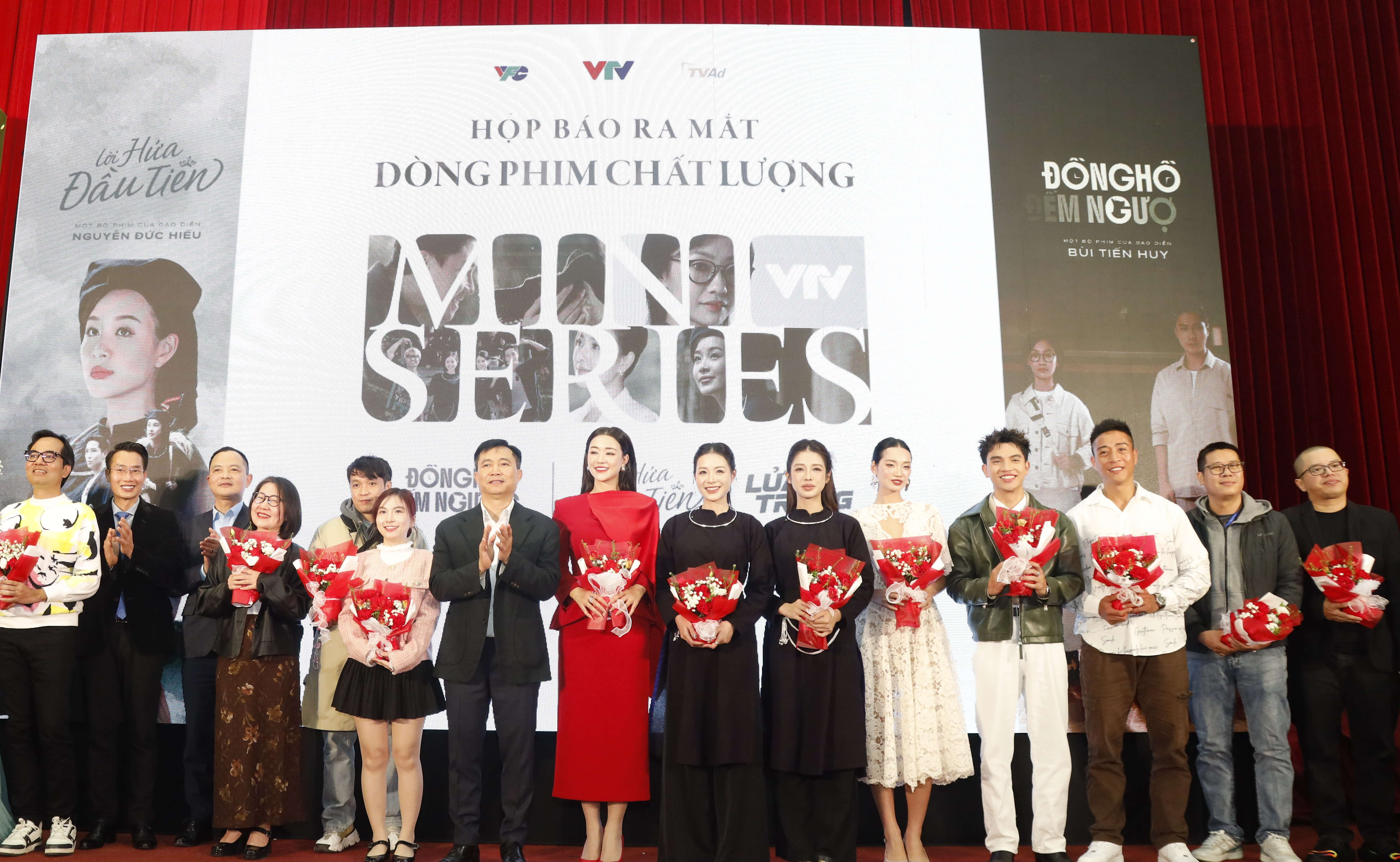 Ông Đỗ Thanh Hải - Phó Tổng Giám đốc Đài THVN tặng hoa cho đại diện ekip 3 đoàn phim trong buổi ra mắt Miniseries Ông Đỗ Thanh Hải - Phó Tổng Giám đốc Đài THVN tặng hoa cho đại diện ekip 3 đoàn phim trong buổi ra mắt Miniseries