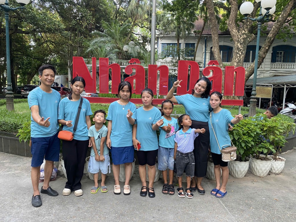 Nhà văn Phạm Vân Anh cùng các em nhỏ