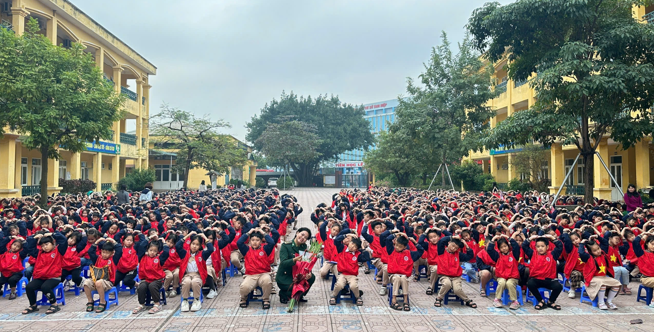 Nhà văn Phạm Vân Anh trong một buổi trò chuyện với các em học sinh