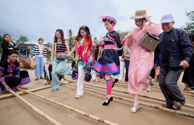 Khai xuân "Mở Cổng trời", tận hưởng trọn vẹn sắc xuân Tây Bắc trên đỉnh Fansipan dịp năm mới