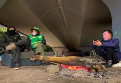 Người lao động gồng mình trong cái “rét cắt da” để Tết đủ đầy