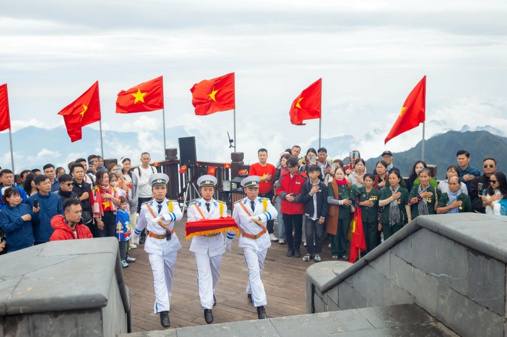 Nghi thức Thượng cờ trên đỉnh thiêng, khơi dậy niềm tự hào dân tộc dịp đầu xuân. (Ảnh minh họa)