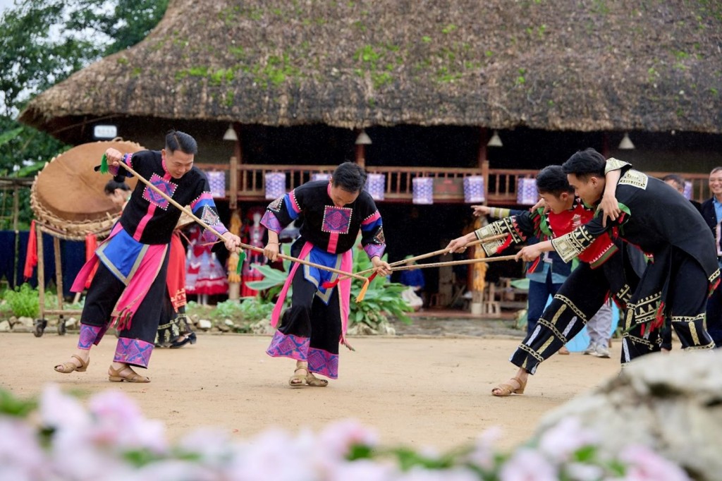Bản Mây bừng sức sống với điệu múa, tiếng khèn và sắc phục đồng bào vùng cao. (Ảnh minh họa)
