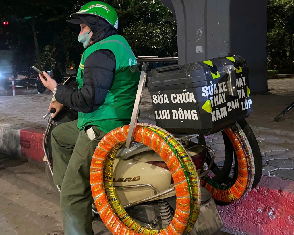 Trong cái rét cắt da, anh Nguyễn Văn Đạt vẫn tiếp tục những cuốc xe khuya để lo cho gia đình một cái Tết đủ đầy hơn Trong cái rét cắt da, anh Nguyễn Văn Đạt vẫn tiếp tục những cuốc xe khuya để lo cho gia đình một cái Tết đủ đầy hơn