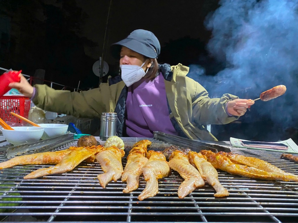 Gánh hàng đêm là nguồn thu nhập chính giúp chị Nguyễn Thị Xuân trang trải cuộc sống và lo Tết cho hai con Gánh hàng đêm là nguồn thu nhập chính giúp chị Nguyễn Thị Xuân trang trải cuộc sống và lo Tết cho hai con