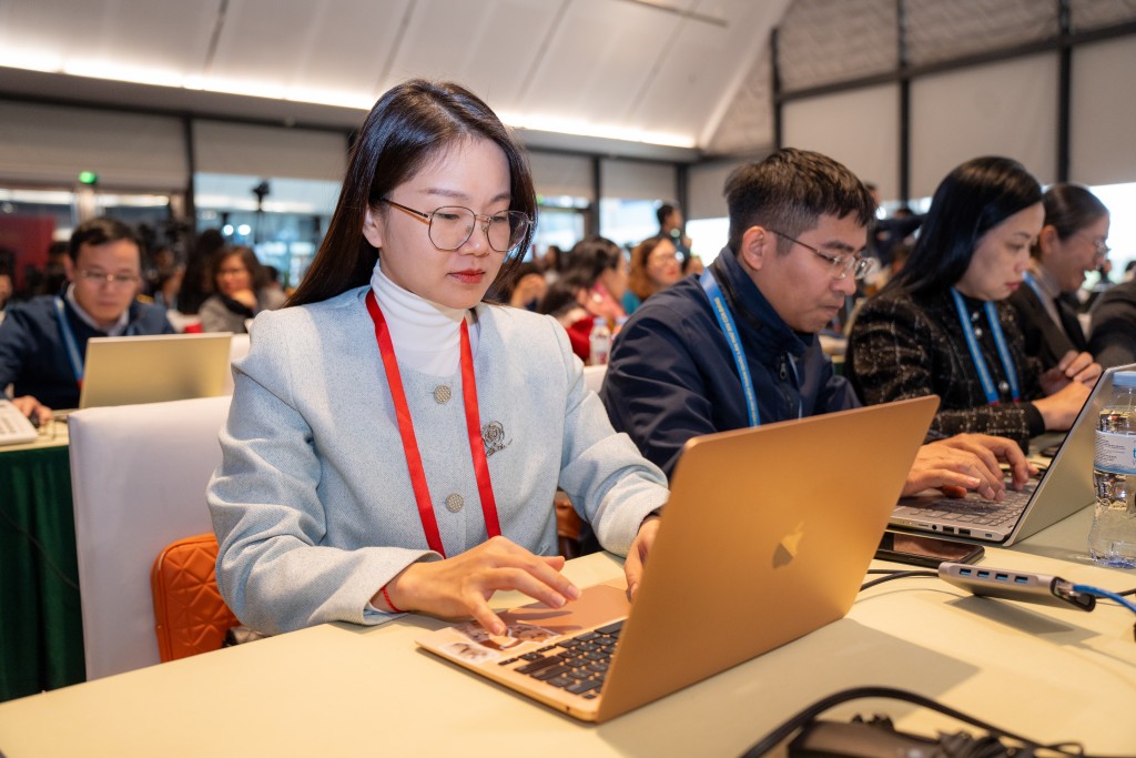 Nhà báo Mai Thị Luyến (Báo Tuổi trẻ Thủ đô) cùng các đồng nghiệp nhanh chóng chuyển tải tin tức tới Nhân dân Nhà báo Mai Thị Luyến (Báo Tuổi trẻ Thủ đô) cùng các đồng nghiệp nhanh chóng chuyển tải tin tức tới Nhân dân