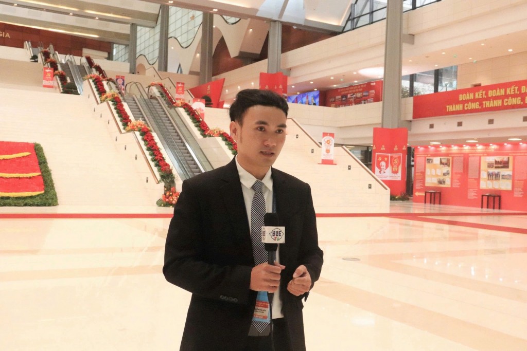 Phóng viên Nguyễn Văn Hiếu (Báo và Phát thanh, Truyền hình Huế) dẫn tin tại sảnh Đại hội Phóng viên Nguyễn Văn Hiếu (Báo và Phát thanh, Truyền hình Huế) dẫn tin tại sảnh Đại hội