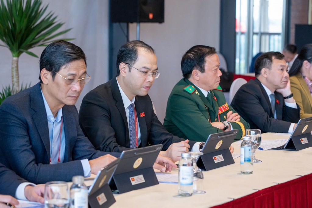 đồng chí Nguyễn Tiến Hưng – Ủy viên Thường vụ Trung ương Đoàn, Phó Chủ tịch Trung ương Hội Sinh viên Việt Nam, Thành ủy viên, Phó Chủ tịch Ủy ban MTTQ Việt Nam TP Hà Nội, Bí thư Thành đoàn Hà Nội đồng chí Nguyễn Tiến Hưng – Ủy viên Thường vụ Trung ương Đoàn, Phó Chủ tịch Trung ương Hội Sinh viên Việt Nam, Thành ủy viên, Phó Chủ tịch Ủy ban MTTQ Việt Nam TP Hà Nội, Bí thư Thành đoàn Hà Nội