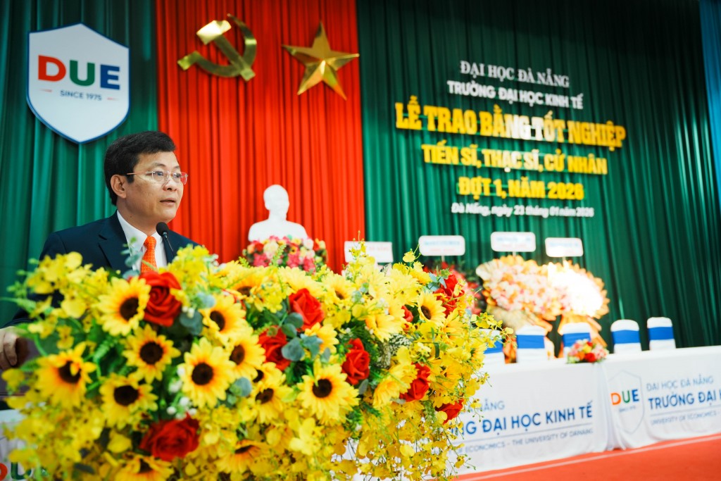 GS.TS Lê Văn Huy - Hiệu trưởng trường Đại học Kinh tế -Đại học Đà Nẵng phát biểu tại buổi lễ GS.TS Lê Văn Huy - Hiệu trưởng trường Đại học Kinh tế -Đại học Đà Nẵng phát biểu tại buổi lễ