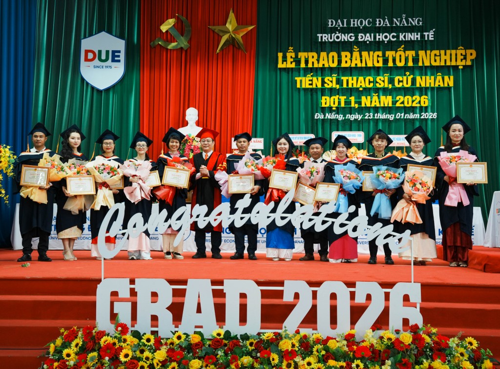 Đại diện lãnh đạo nhà trường tuyên dương, khen thưởng các học viên và sinh viên đạt thành tích cao trong học tập, rèn luyện Đại diện lãnh đạo nhà trường tuyên dương, khen thưởng các học viên và sinh viên đạt thành tích cao trong học tập, rèn luyện