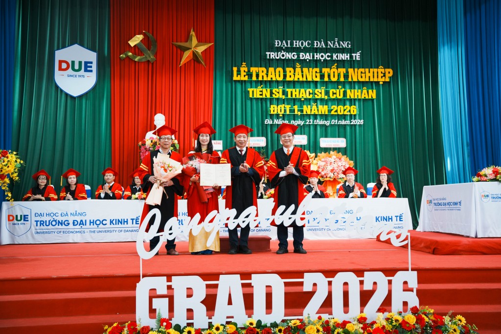 Lãnh đạo Đại học Đà Nẵng và Trường Đại học Kinh tế - Đại học Đà Nẵng trao bằng, tặng hoa chúc mừng các tân tiến sĩ cùng giảng viên hướng dẫn. Lãnh đạo Đại học Đà Nẵng và Trường Đại học Kinh tế - Đại học Đà Nẵng trao bằng, tặng hoa chúc mừng các tân tiến sĩ cùng giảng viên hướng dẫn.