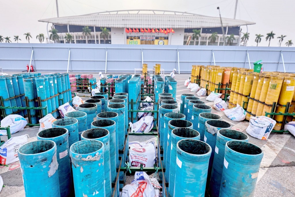 Gần 10.000 đơn vị pháo hoa tầm cao cùng hệ thống giàn phun hỏa thuật hiện đại đã được đội ngũ 80 chuyên gia trong và ngoài nước tham gia lắp đặt, vận hành. Nhiều hiệu ứng nghệ thuật biến đổi liên tục được ứng dụng như tạo hình trái tim, ngôi sao, vương miện hoa cẩm tú cầu, khói màu cầu vồng hay âm thanh sói hú...