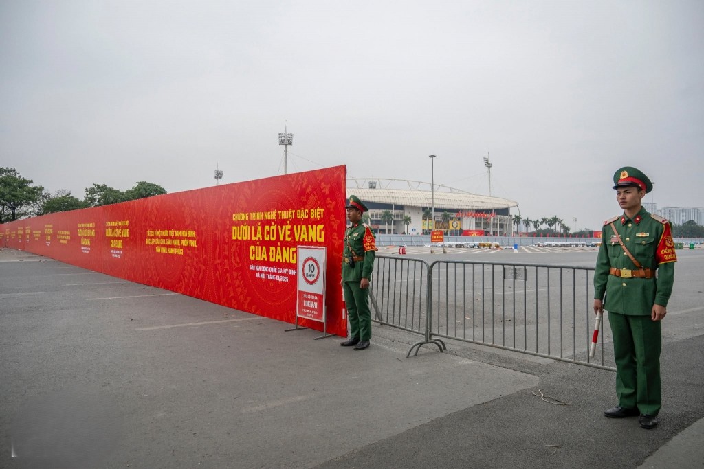 Lực lượng an ninh túc trực 24/24 tại khu vực trận địa pháo, triển khai nhiều vòng bảo vệ, kiểm soát chặt chẽ người và phương tiện ra vào, đảm bảo an toàn tuyệt đối cho quá trình thi công, sơ duyệt, tổng duyệt cũng như đêm biểu diễn chính thức