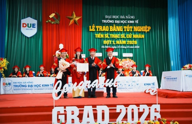 Trường Đại học Kinh tế Đà Nẵng trao bằng tốt nghiệp đợt 1 năm 2026