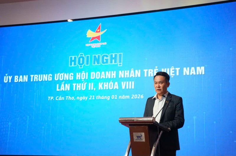 Ông Đặng Hồng Anh, Ủy viên UBTƯ Mặt trận Tổ quốc Việt Nam, Phó Chủ tịch Hội Liên hiệp Thanh niên Việt Nam, Chủ tịch Hội Doanh nhân trẻ Việt Nam, Phó Chủ tịch Tập đoàn TTC