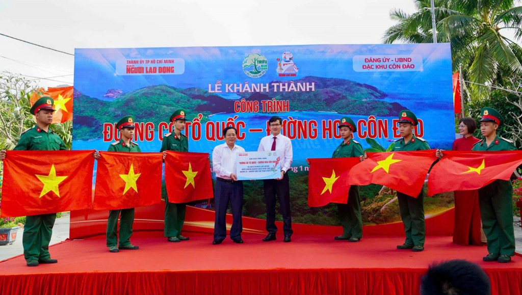 Tổng Biên tập Báo Người Lao Động Tô Đình Tuân (thứ 3 từ trái qua) bàn giao công trình cho lãnh đạo Đặc khu Côn Đảo để quản lý, chăm sóc và phát huy giá trị