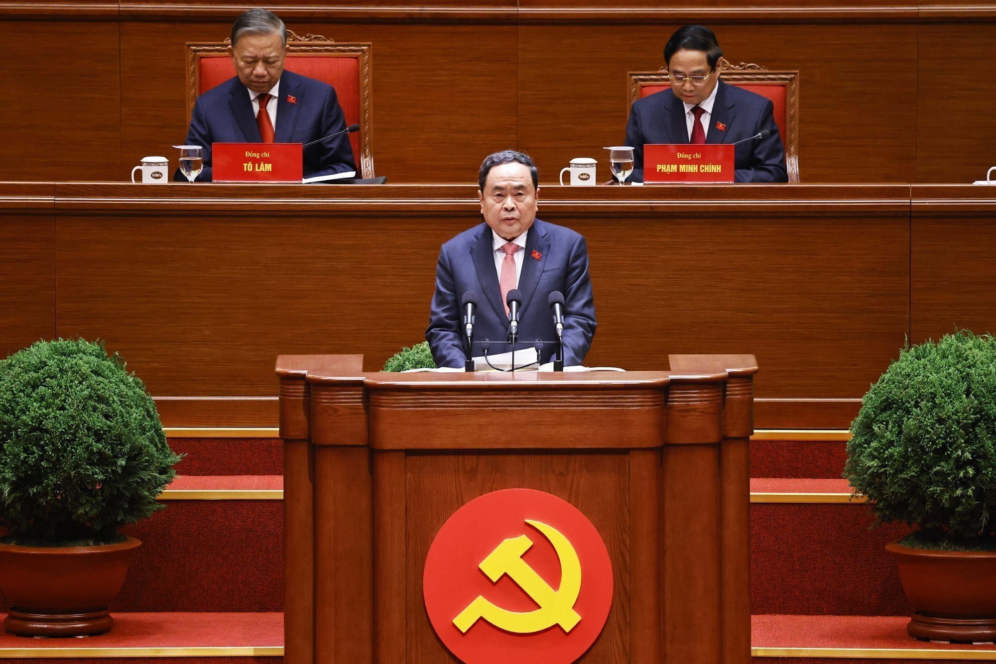 Đồng chí Trần Thanh Mẫn thay mặt Đoàn Chủ tịch báo cáo kết quả bầu Bộ Chính trị, Tổng Bí thư, Ban Bí thư, Ủy ban Kiểm tra Trung ương, Chủ nhiệm Ủy ban Kiểm tra Trung ương khóa XIV. Đồng chí Trần Thanh Mẫn thay mặt Đoàn Chủ tịch báo cáo kết quả bầu Bộ Chính trị, Tổng Bí thư, Ban Bí thư, Ủy ban Kiểm tra Trung ương, Chủ nhiệm Ủy ban Kiểm tra Trung ương khóa XIV.