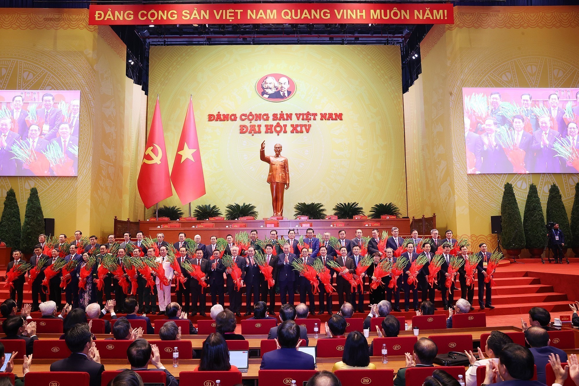 Tổng Bí thư Tô Lâm tặng hoa các đồng chí Uỷ viên Trung ương Đảng khóa XIII không tái cử. Tổng Bí thư Tô Lâm tặng hoa các đồng chí Uỷ viên Trung ương Đảng khóa XIII không tái cử.