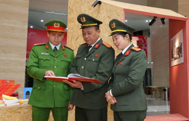 Cụm thi đua số 8 tham quan triển lãm giáo dục chính trị