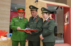 Cụm thi đua số 8 tham quan triển lãm giáo dục chính trị