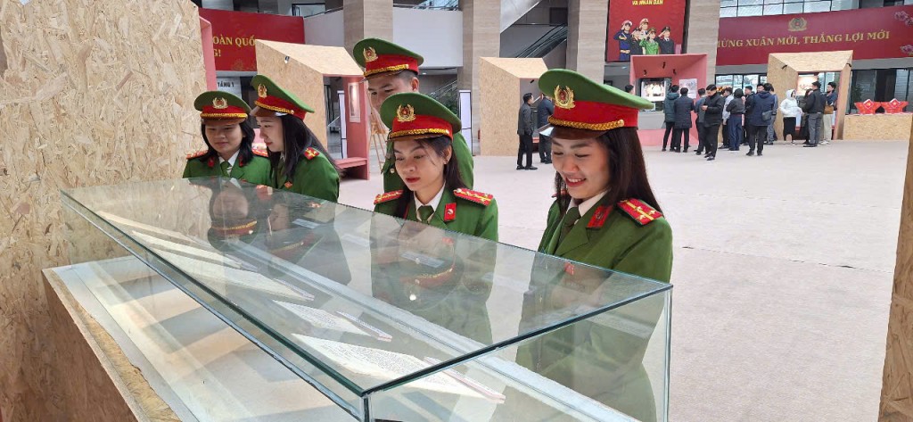 Cụm thi đua số 8 tham quan triển lãm giáo dục chính trị