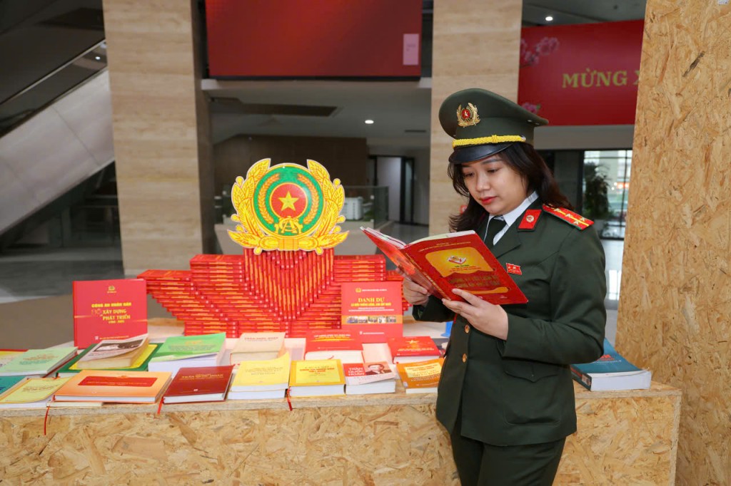 Cụm thi đua số 8 tham quan triển lãm giáo dục chính trị