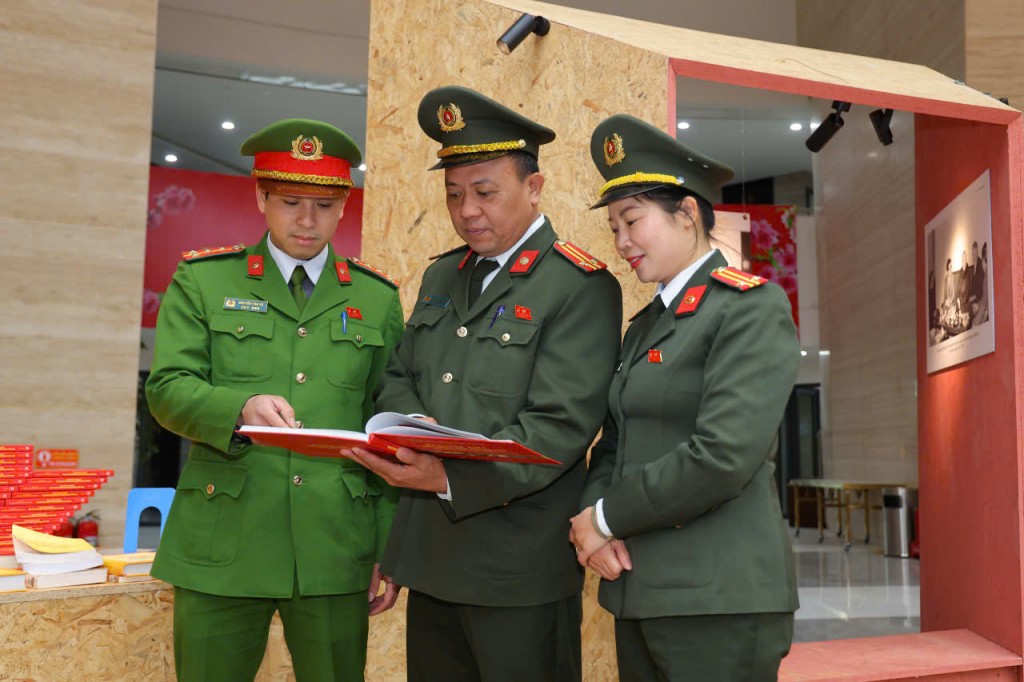 Cụm thi đua số 8 tham quan triển lãm giáo dục chính trị