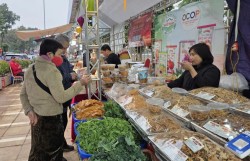 Những món quà rộn ràng chào mừng thành công Đại hội  Đảng